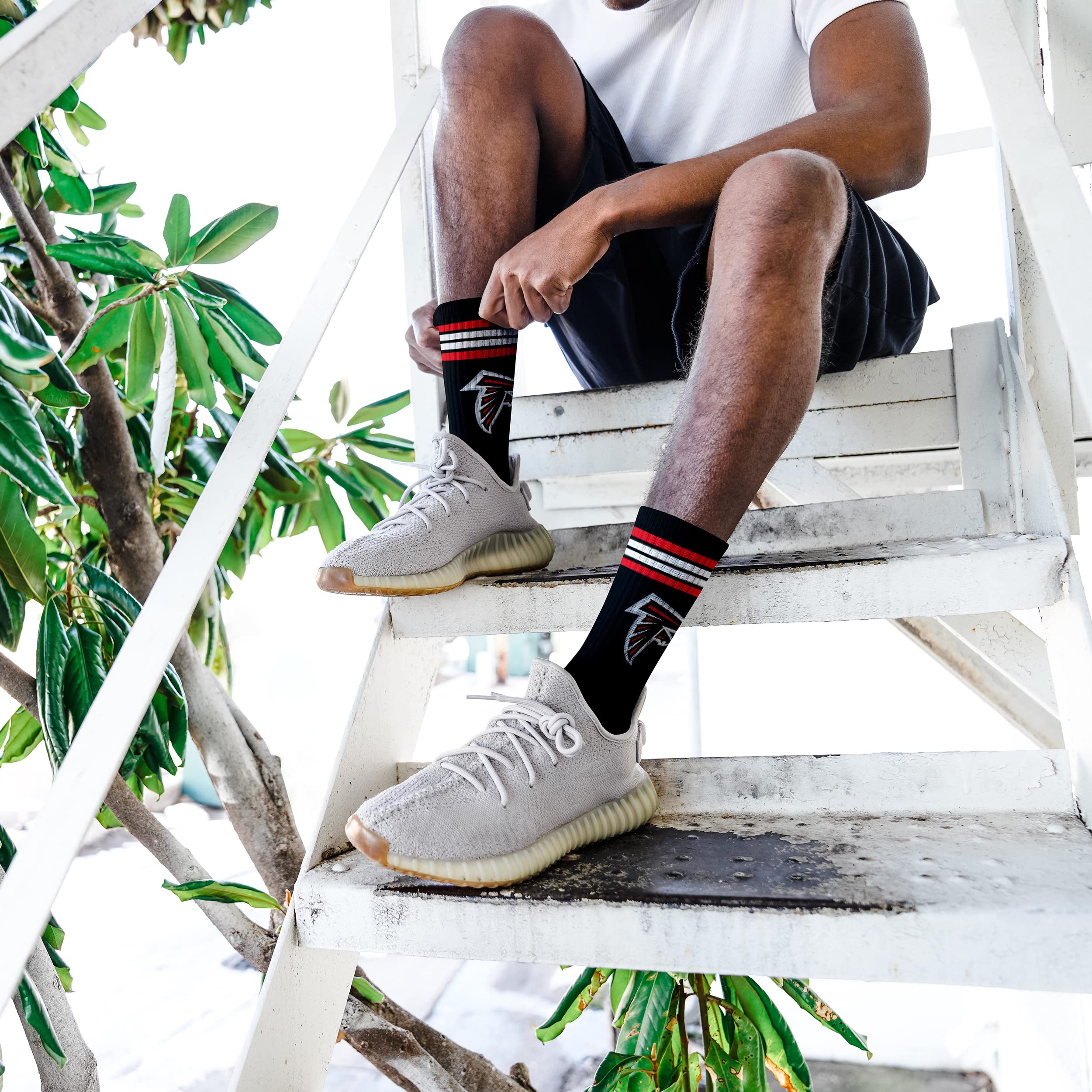 For Bare Feet NFL Youth 4 Stripe Deuce Crew Sock, Atlanta Falcons, One Size - Sports Gifts, Sports Memorabilia, Sports Collectibles, Fan Shop