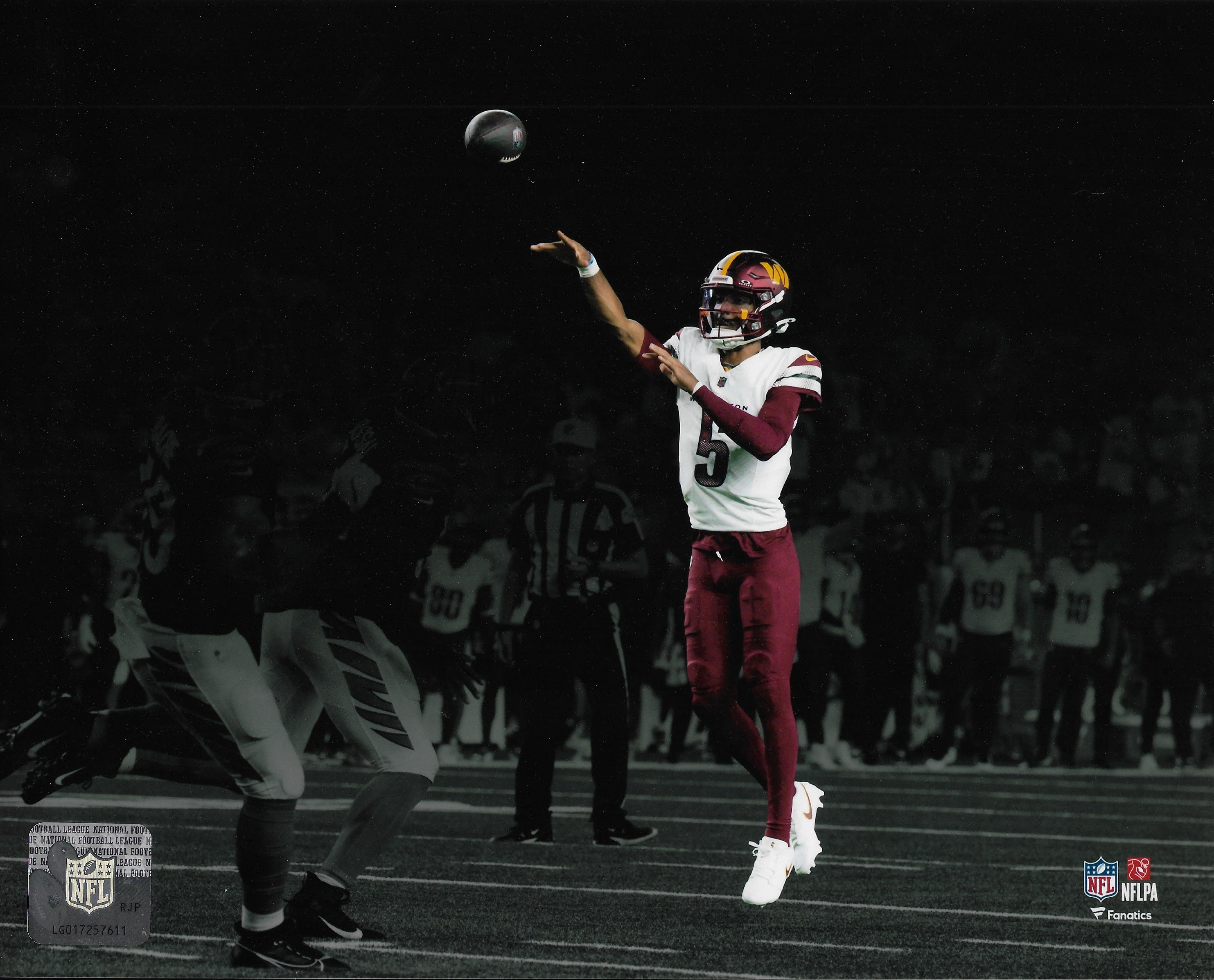 Jayden Daniels Blackout Action Washington Commanders 8" x 10" Football Photo - Sports Collectibles, Sports Memorabilia, Sports Fan Shop, Sports Gifts