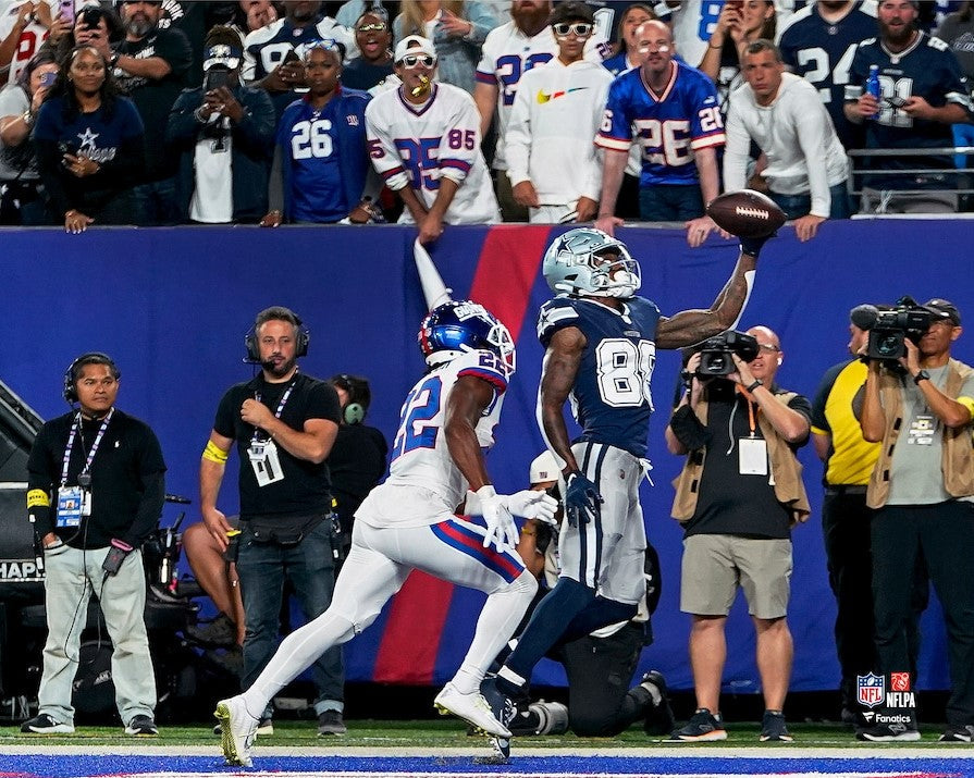 CeeDee Lamb One-Handed Touchdown Catch Dallas Cowboys 8" x 10" Football Photo - Sports Collectibles, Sports Memorabilia, Sports Fan Shop, Sports Gifts