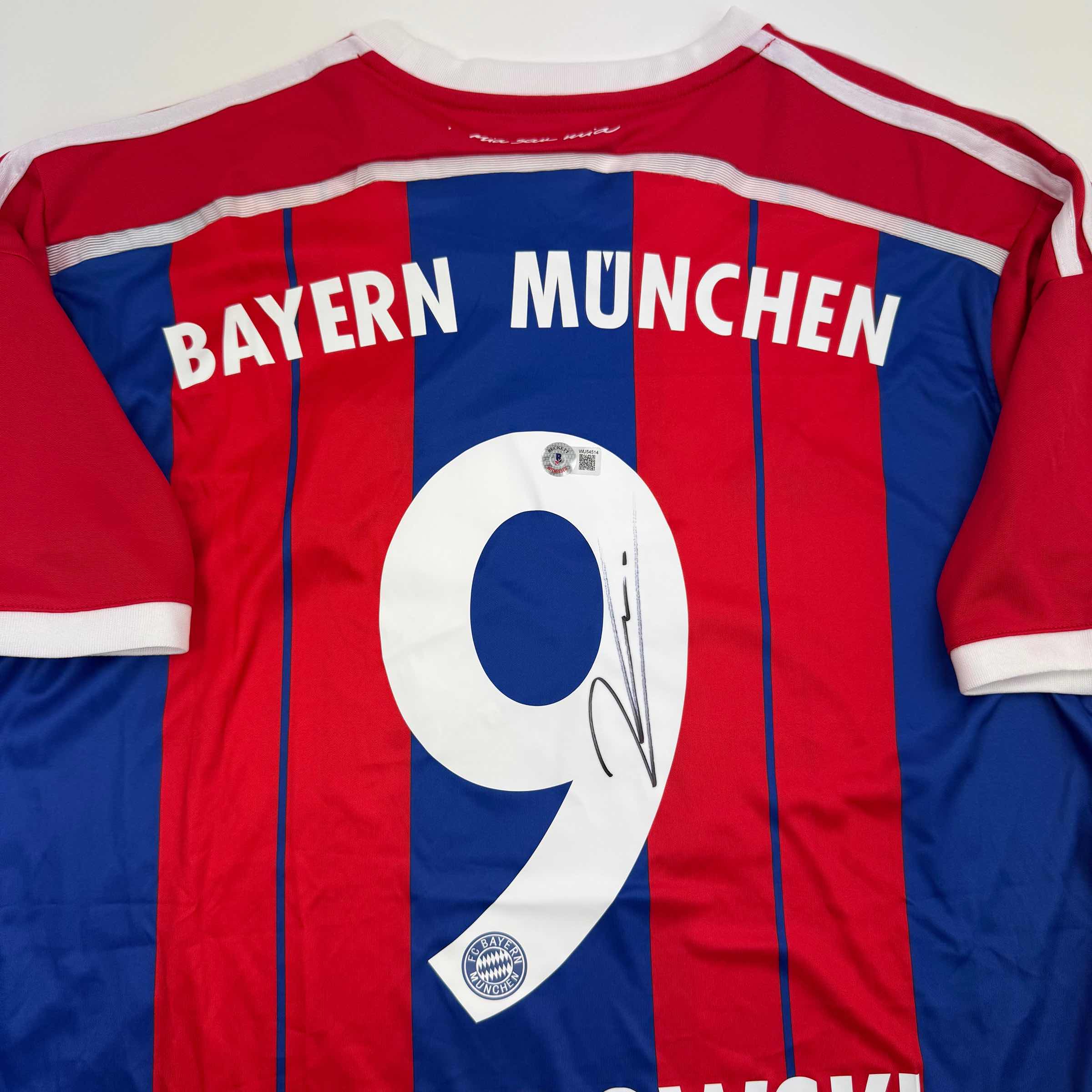 Autographed/Signed Robert Lewandowski FC Bayern Munich Red Soccer Futbol Jersey Beckett BAS COA